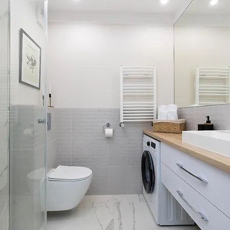 Modern With Garden In By Renters דירה *