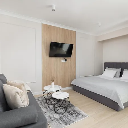 Modern With Garden In By Renters דירה *