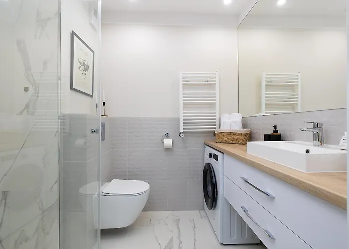 Modern With Garden In By Renters דירה *