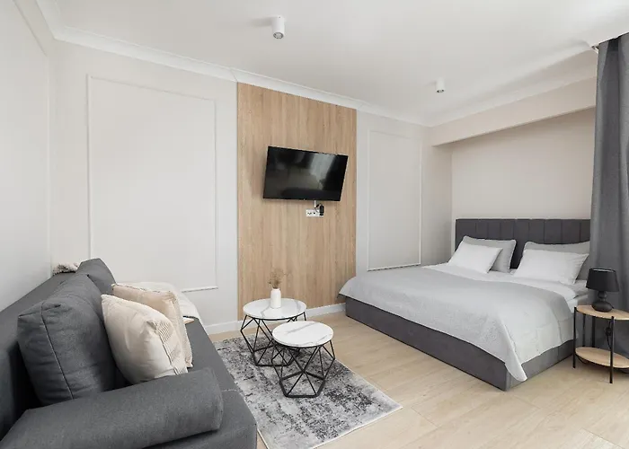 Modern With Garden In By Renters דירה *