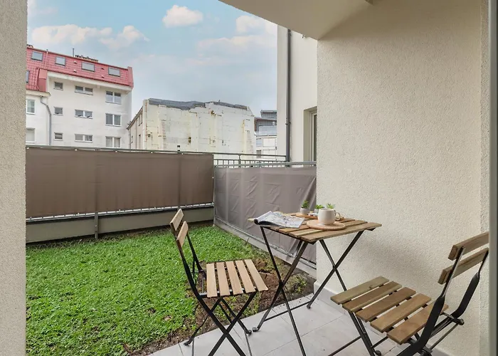 Modern With Garden In By Renters דירה